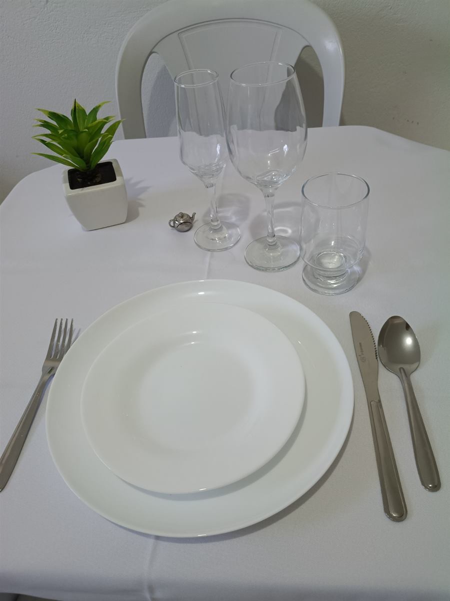 Aluguel de pratos, taças e talheres para eventos: mesa posta com louça branca